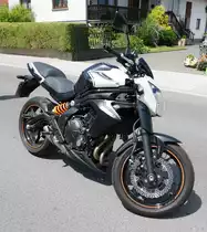 =Kawasaki ER6N, ausgestellt beim Ortsjubiläum von Spahl im Juni 2017