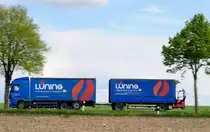 Mitzieher DAF XF mit Hänger und Gabelstapler, am 26.4.2017 auf der L 164 (ex B221) bei Übach - Palenberg 