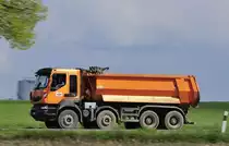 Mitzieher Renault Lader Premium mit Muldenkipper Aufbau, am 26.4.2017 auf der L 164 (ex B221) bei Übach - Palenberg 