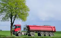 Mitzieher MAN Kippersattelzug, am 26.4.2017 auf der L 164 (ex B221) bei Übach - Palenberg 