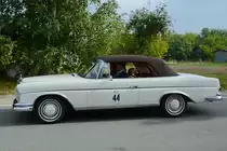 Ein Mercedes-Benz 300SE als Teilnehmer der ADAC Sunflower Rallye im August 2012.