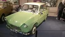 DAF 600. 1959 - 1963. Der 600 war das erste PKW-Modell der Firma aus Eindhoven/Niederlande und wurde 1958 vorgestellt. Ab 1959 standen die Fahrzeuge bei den Händlern. Der abgelichtete Wagen hat die Chassisnummer 2 und ist somit der zweite Wagen aus dieser Serie. Angetrieben wird der Wagen mit dem legendären Keilriemenautomaticgetriebe von einem luftgekühlten 
2-Zylinderboxermotor. Dieser hat einen Hubraum von 590 cm³ und leistet 22 PS. Die Höchstgeschwindigkeit liegt bei 90 km/h. DAF-Museum Eindhoven am 05.01.2018.