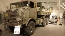 DAF YA616 Militär LKW. 1959 - 1968. Während der zehnjährigen Poduktionszeit wurden 1270 Fahrzeuge an die niederländische Armee geliefert. Der abgelichtete YA616 wurde 1967 als Artelleriezugmaschine ausgeliefert. Angetrieben wird der LKW mit sechs Tonnen Nutzlast, von einem wassergekühlten 6-Zylinderreihenbenzinmotor der aus einem Hubraum von 9866 cm³ 204 PS leistet. Der Verbrauch wird mit ungefähr 100 Litern Benzin auf 100 Kilometern angegeben. DAF-Museum Eindhoven am 05.01.2018. 