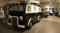 DAF A10 Kastenwagen aus dem Jahr 1952. Beim abgelichteten A10 handelt es sich um einen ehemaligen Mannschaftswagen der Polizei Eindhoven/NL. Angetrieben wird der Transporter, der auch an die niederländische Post und Privatfirmen ausgeliefert wurde, von einem 4-Zylinderreihenmotor mit einem Hubraum von 2.2l und einer Leistung von 46 PS. DAF-Museum Eindhoven am 05.01.2018.