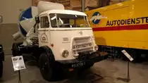 DAF A1902DS aus dem Jahr 1968. Die Baureihe A1902 wurde 1962 auf den Markt gebracht. Sie war extra für den Aufbau als Betonmischer mit bis zu vier Kubikmetern Inhalt konstruiert worden. Angetrieben wird der LKW von einem 6-Zylinderdieselmotor mit einer Leistung von 165 PS. DAF-Museum Eindhoven am 05.01.2018.