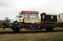 Am 4.1.2018 verließ der Circus Roncalli nach seinem Weihnachtsgastspiel die Stadt Osnabrück. Die Fahrzeuge wurden im Osnabrücker Hafen verladen. Auch dieser historische Mercedes LKW fand zusammen mit einem einachsigen Anhänger Platz auf einem Niederbordwagen.