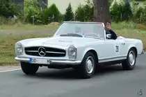 Ein Mercedes-Benz 280SL unterwegs in Linstow. (August 2012)