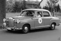 Ein Mercedes-Benz Ponton 190 während der zweiten Etappe der ADAC Sunflower Rallye. (Linstow, August 2012)
