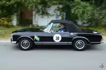 Ein Mercedes-Benz 280SL unterwegs in Linstow. (August 2012)
