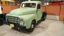 DAF A117. 1951 - 1956. Der abgelichtete Pickup wurde aus zwei, 1955 in die niederländischen Überseegebiete gelieferten Pickups wieder aufgebaut. Der 6-Zylinderreihenmotor hat einen Hubraum von 4020 cm³ und leistet 91 PS. DAF-Museum Eindhoven am 05.01.2018.