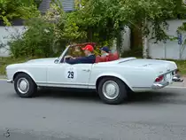 Ein Mercedes-Benz 280SL unterwegs in Linstow. (August 2012)