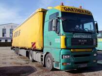 MAN-TGA18.440 einer gro�en �sterr. Spedition hat hinter siner Plane eine kleine  �berbreite-Ladung  versteckt; 090125