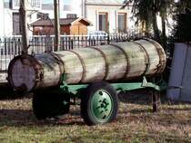 Ein handwerklich gefertigtes Jauchefa� aus alten Tagen, ist auf einem auch nicht mehr neuestem Fahrgestell aufgebaut, und steht schon seit Jahren in einem Garten in Ried i.I.; 090125