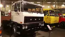 DAF FT2800DKS aus dem Jahr 1979. Der 11.6l Dieselmotor mit Turbolader leistet 320 PS. Das zulässige Gesamtgewicht mit Auflieger darf maximal 56 Tonnen betragen. DAF-Museum Eindhoven am 05.01.2018.
