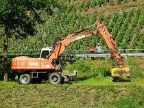 ATLAS-1604 AWE4; arbeitet unter Aufsicht in den Weinbergen im Bereich St-Aldegund; 170612
