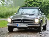 Ein Mercedes-Benz 280SL unterwegs in Nehringen. (August 2012) 