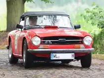 Ein British Leyland TR6 PI unterwegs in Nehringen. (August 2012)