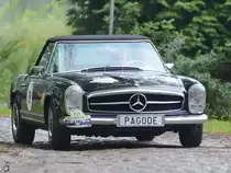 Ein Mercedes-Benz 280SL unterwegs in Nehringen. (August 2012) 