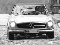 Ein Mercedes-Benz 280SL als Teilnehmer der ADAC Sunflower Rallye im August 2012.