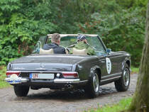 Ein Mercedes-Benz 280SL während der ADAC Sunflower Rallye im August 2012.