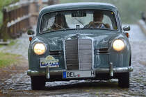 Ein Mercedes-Benz Ponton während der ersten Etappe der ADAC Sunflower Rallye. (Nehringen, August 2012)