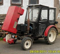 UT 082 ist ein Kleintraktor der ca.1000 mal gebaut wurde in der DDR bei Berlin von 1984-88 Bild habe ich in Mackenrode am 28.09.2011 gemacht.