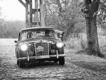 Ein Mercedes-Benz 220S Coupe während der ersten Etappe der ADAC Sunflower Rallye. (Nehringen, August 2012)