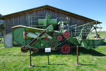 Ein Mähdrescher IFA E175 Patriot steht im Agroneum Alt Schwerin. (April 2009)