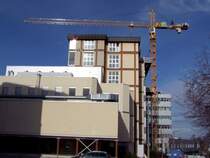 Liebherr-Turmdrehkran ist bei einer Gro�baustelle am Krankenhaus der Barmherzigen-Schwestern in Ried i.I. aufgebaut; 090125