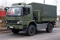 Mercedes Benz Atego 1018 Pritsche/Plane der Bundeswehr 4. Panzerartilleriebatterie Artilleriebataillon 131 in Weiden i.d. Oberpfalz, gesehen vor einer Autowerkstatt in Weiden 14.01.2018