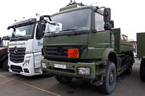 Mercdes Benz Axor 1829 der Bundeswehr (Artilleriebataillon 131 in Weiden i.d. Oberpfalz 1. Versorgungs- und Unterstützungsbatterie) und ein Actros 1845 im Vergleich vor einer Autowerkstatt in Weiden 14.01.2018