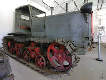 Ein sowjetischer Kettentraktor SChTS-NATI im Agroneum Alt Schwerin. (April 2009) 