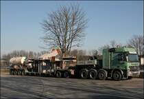 Actros 4154 von Wacker Schwertransporte wartet auf die Weiterfahrt in der Nacht in Richtung S�den. (29.01.2009)
