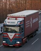 Ronny unterweg: DAF XF105.460  SuperSpaceCap  der gro�en Spedition V�GEL ist in Richtung Heimat unterwegs. Auf�llig ist bei einigen Lkws das sie z.B an der Rundumleuchte den Namen des Fahrers angeschrieben haben.
