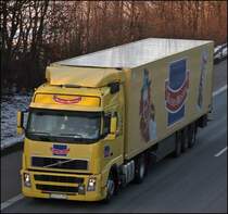 KUCHENMEISTER: Volvo FH12 420PS von KUCHENMEISTER ist in Richtung S�den unterwegs. Bekannt ist KUCHENMEISTER durch den Clown mit dem Schokoh�rnchen... Zukunftsorintiert wird der Motor mit Salat�l angetrieben. (29.01.2009)