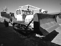 Ein sowjetischer Kettentraktor T-100 mit angehängtem Pflug im Agroneum Alt Schwerin. (August 2012)