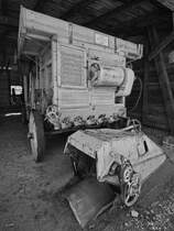 Eine Dreschmaschine 1K118 steht im Agroneum Alt Schwerin. (April 2009)