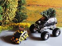 BUSCH-SMART  FOLLOW ME  UND MONSTER-TRUCK
Der BUSCH-SMART in 1:87 fungiert hier als  Einweiser  für den Monster-Truck
 Weihnachtsbaum-Transport ....am 12.8.2017....