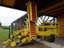 Eine Kartoffelerntemaschine im Agroneum Alt Schwerin. (August 2012)