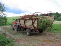 Futterladewagen Krone HSL- 2402 mit 10 Messern hier beim abladen des Futters auf einen Silo wurde dann gewalzt und im Winter mit einen Silage Schneiter entnommen in eine Super Qualität , Bild habe ich am 07.06.2007 gemacht.