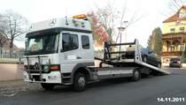 LKW ATEGO Mercedes- Benz Abschleppfahrzeug in Arbeitsstellung Bild habe ich am 14.11.2011 in Nordhausen gemacht .