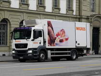 MAN Kühllaster unterwegs in der Stadt Bern am 06.01.2018