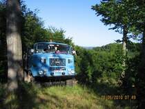 W 50 im Wald an der höchsten Stelle im Südharz wo es Steigungen bis über 50% gibt Wege gibt es an dieser Stelle kaum ohne Allrad geht so was nicht , von dieser Stelle gibt es im Umkreis von 4 Km keine Ortschaft nur Wald Bild habe ich am 28.06.2010 gemacht.