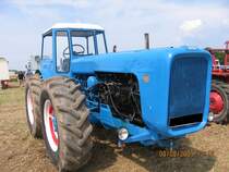 Dutra D4K-B Hersteller Ungarisches Traktorenwerk ROTER STERN Bauzeit 1964-1975 für schwere Boden Arbeiten er wurde dann vom K 700 und vom ZT 300 abgelöst und zum größten Teil in der DDR verschrottet sie hatten in der Mitte eine Schwachstelle und brachen bei großer Belastung durch habe ich als Lehrling gesehen Bild habe ich in Hermansacker am 08.08.2009 gemacht.