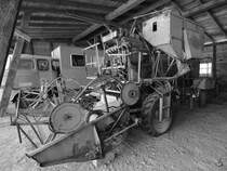 Ein Mähdrescher IFA E175 Patriot steht im Agroneum Alt Schwerin. (April 2009)