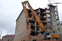 Liebherr 950 beim Abriß der ehemaligen Hauptpost (Kopfbau)  Nürnberg direkt neben dem Hauptbahnhof 27.01.2018