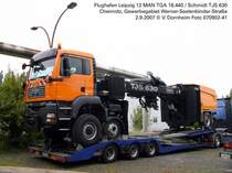 Ein freundlicher Lkw-Fahrer gab mir einen Tip, und ich konnte dieses interessante Ger�t aufnehmen. Ein zweiter Motor f�r die Zusatzger�te befindet sich im hinteren Kasten. 
Die genaue Bezeichnung lautet: Kehrblasmaschine TJS 630 mit Triebkopf MAN TGA 18.440. Auf der Internetseite der Firma Schmidt ist wohl noch der Prototyp zu sehen.