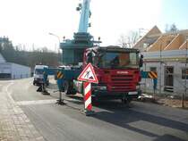 Scania P340 als Autokran bei der Aufstellung eines LUX-Fertighauses am 31.01.2009 in 36100 Petersberg-Marbach