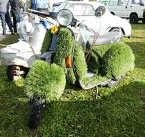 =begrünter Piaggio-Roller steht bei der Veterama zum Verkauf, 10-2017