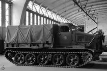 Ein schwerer Kettenschlepper im Technik Museum Pütnitz. (August 2006)